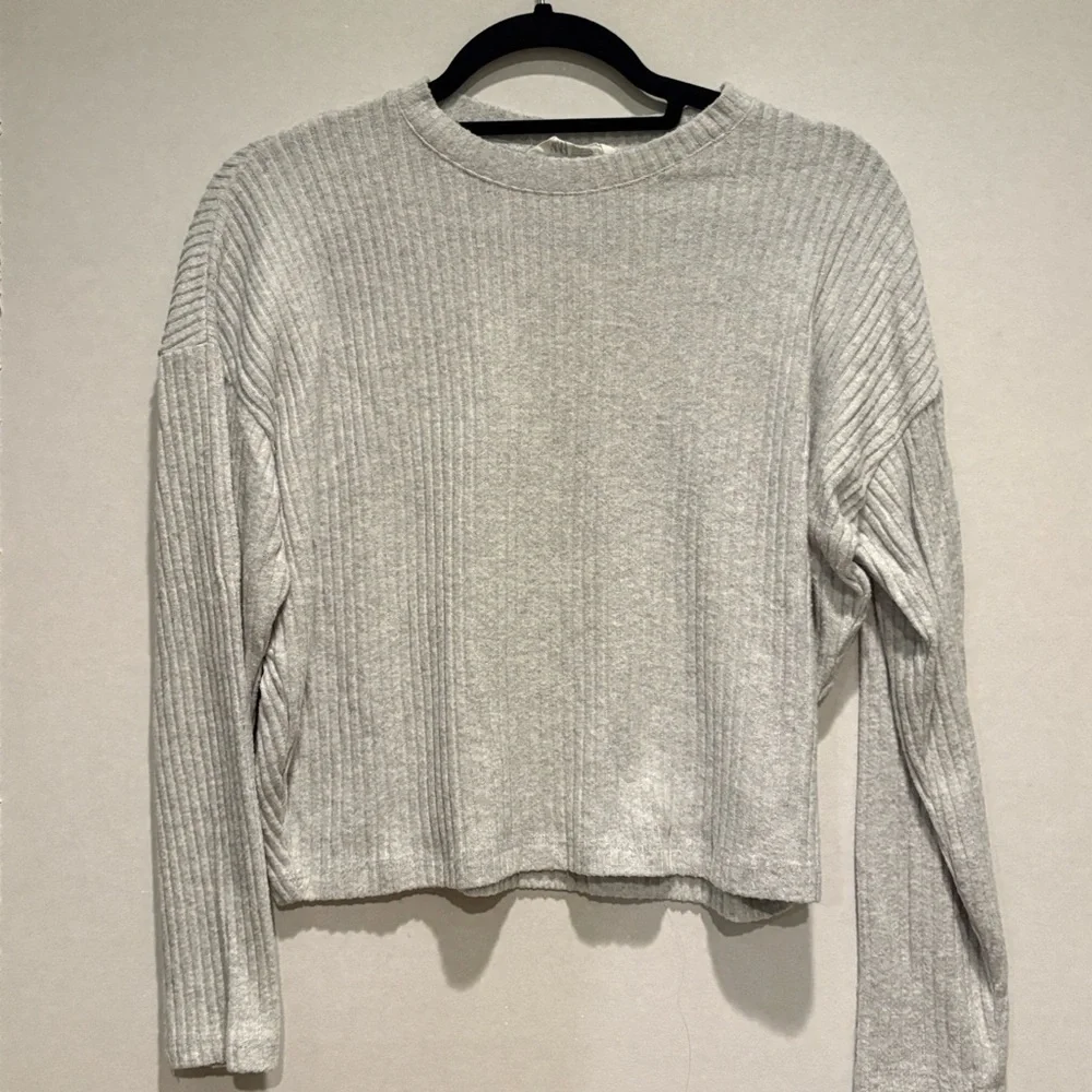H&M - Girls Cropped pullover Sweater / Sweatshirt. Size 16/18. gray.  NWOT